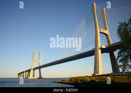 Vasco da Gama Brücke bei Sonnenuntergang über den Tejo in Lissabon, Portugal Stockfoto