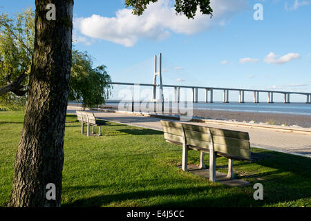 Lissabon - 25 Mai: Vasco da Gama Bridge ist eine Straßenbrücke, die den Tejo im Parque Das Nacoes erstreckt. Es ist die längste Brücke in Eu Stockfoto