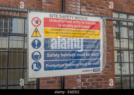 Ein Impressum Sicherheit mehrere Sicherheitszeichen auf einer Baustelle im Quartier Birmingham Schmuck anzeigen Stockfoto