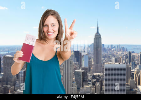Glückliche junge Frau hält schlicht Tickets und einen Reisepass, isoliert in weiß Stockfoto