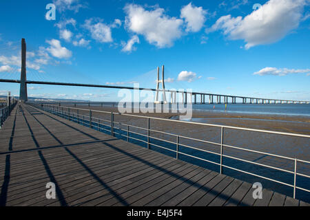 Lissabon - 25 Mai: Vasco da Gama Bridge ist eine Straßenbrücke, die den Tejo im Parque Das Nacoes erstreckt. Es ist die längste Brücke in Eu Stockfoto