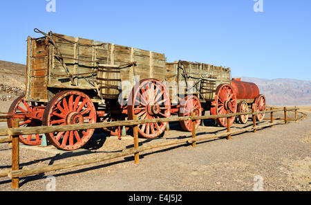 Alten Wagen und Wassertank bei Harmony Borax Works wo 20-Mule-Teams die Borax aus dem Death Valley in den 1880er Jahren gezogen. Stockfoto