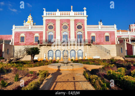 Estoi - 28.Januar: Estoi Palace wurde im späten 19. Jahrhundert erbaut und ist das beste Beispiel des Rokoko-Architektur in den Dist Stockfoto