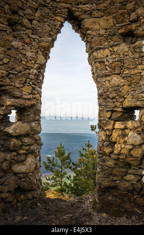 Ruinen einer Burg auf eine Felswand in Gleissenfeld, Österreich, befindet sich im Naturpark Seebenstein-Turkensturz. Stockfoto