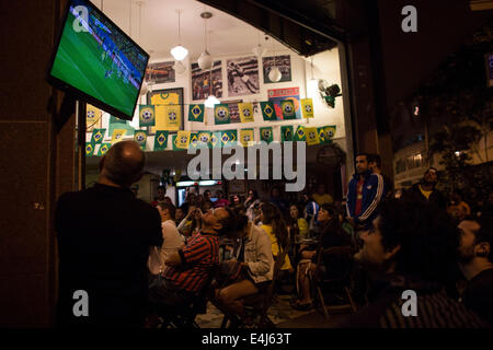 Rio De Janeir, Brasilien. 12. Juli 2014. Brasilianischen Fans sehen das dritte Spiel um Platz 3 zwischen Brasilien und Deutschland der FIFA WM 2014 in einer Bar am Strand Copacabana in Rio De Janeiro, Brasilien, am 12. Juli 2014 übereinstimmen. © Guillermo Arias/Xinhua/Alamy Live-Nachrichten Stockfoto