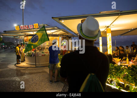 Rio De Janeir, Brasilien. 12. Juli 2014. Brasilianischen Fans sehen das dritte Spiel um Platz 3 zwischen Brasilien und Deutschland der FIFA WM 2014 in einer Bar am Strand Copacabana in Rio De Janeiro, Brasilien, am 12. Juli 2014 übereinstimmen. © Guillermo Arias/Xinhua/Alamy Live-Nachrichten Stockfoto