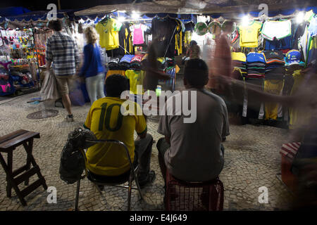 Rio De Janeir, Brasilien. 12. Juli 2014. Menschen wandern rund um Souvenir-Stände auf einem Markt in Rio De Janeiro, Brasilien, am 12. Juli 2014. © Guillermo Arias/Xinhua/Alamy Live-Nachrichten Stockfoto