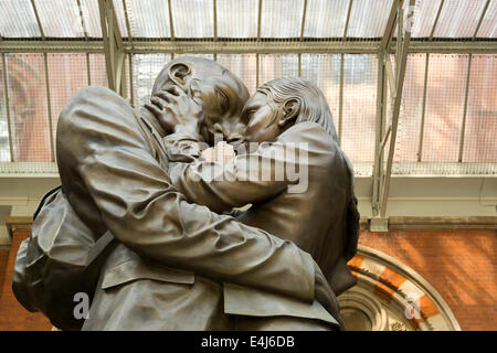 Der britische Künstler Paul Day Skulptur The Meeting Place am Bahnhof St Pancras, London, England Stockfoto