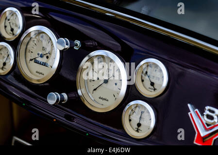 lila Ford Roadster Replica Dash und Messgeräte Stockfoto