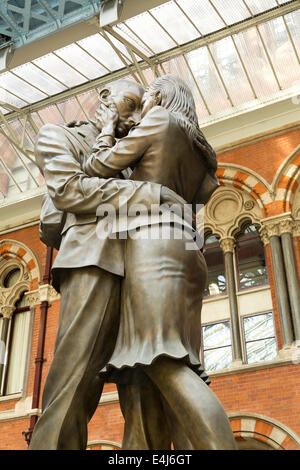 Der britische Künstler Paul Day Skulptur The Meeting Place am Bahnhof St Pancras, London, England Stockfoto