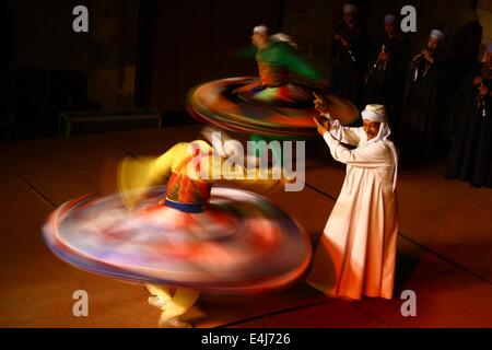 Kairo. 12. Juli 2014. Ägyptische Tänzer drehen Röcke "Al Tanoura" während Ramadan Festival in Al Ghoury Palast in Kairo am 12. Juli 2014. Bildnachweis: Ahmed Gomaa/Xinhua/Alamy Live-Nachrichten Stockfoto