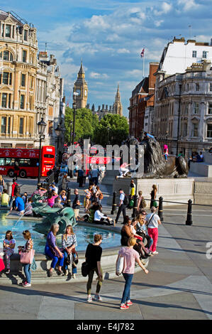 Blick auf den Trafalgar Square, Big Ben in Ferne, City of Westminster, London, England, Vereinigtes Königreich zeigen Stockfoto