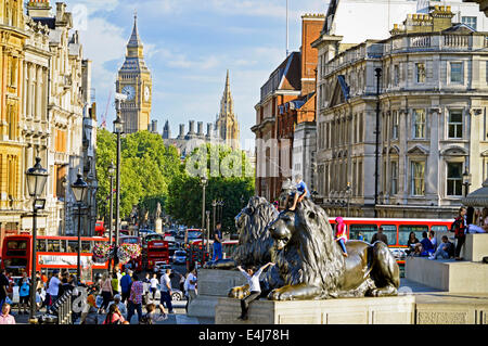 Blick auf den Trafalgar Square, Big Ben in Ferne, City of Westminster, London, England, Vereinigtes Königreich zeigen Stockfoto