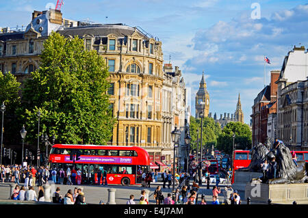 Blick auf den Trafalgar Square, Big Ben in Ferne, City of Westminster, London, England, Vereinigtes Königreich zeigen Stockfoto