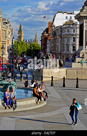 Blick auf den Trafalgar Square, Big Ben in Ferne, City of Westminster, London, England, Vereinigtes Königreich zeigen Stockfoto