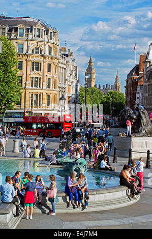 Blick auf den Trafalgar Square, Big Ben in Ferne, City of Westminster, London, England, Vereinigtes Königreich zeigen Stockfoto