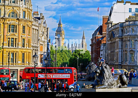 Blick auf den Trafalgar Square, Big Ben in Ferne, City of Westminster, London, England, Vereinigtes Königreich zeigen Stockfoto