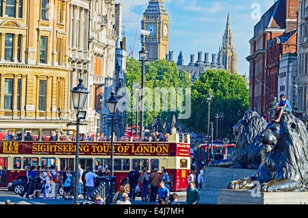 Blick auf den Trafalgar Square, Big Ben in Ferne, City of Westminster, London, England, Vereinigtes Königreich zeigen Stockfoto