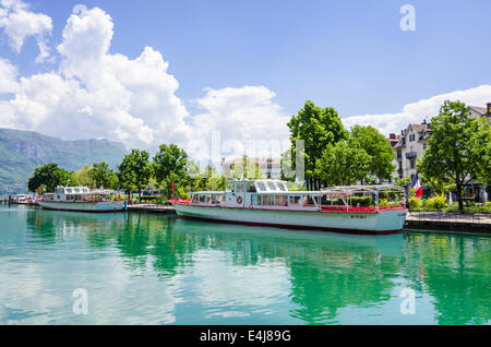 Touristischen Boote vertäut am Lac d ' Annecy, Annecy, Haute-Savoie, Rhône-Alpes, Frankreich Stockfoto