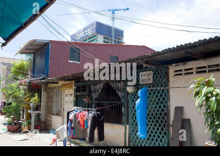 Ein hohen Baukran überragt ein Viertel in einer Zwangsräumung Zone in der Nähe von Boeung Kak Lake in Phnom Penh, Kambodscha. Stockfoto