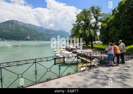 Menschen, die mit Blick auf den Lac d ' Annecy in Annecy, Haute-Savoie, Pont des Amours, Rhone-Alpes, Frankreich Stockfoto