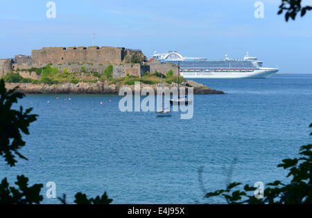 Castle Cornet in Guernsey und die Ruby Princess Kreuzfahrtschiff vor Anker direkt vor der Küste Stockfoto