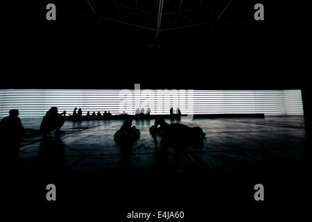 Barcelona, Spanien. 12. Juni 2014. Festivalbesucher genießen Carsten Nicolai monumentale audiovisuelle Installation "Unidisplay" wie Teil des ersten SonarPLANTA bei der 21. Ausgabe des SONAR-Festival in Barcelona - Tausende internationale elektronische Musikfans versammeln sich am Sonar, 3 Tage lang international Festival of Advanced Music und New Media Art, während es 21. Auflage mit der größten Workshops, Konzerte und DJ-Auftritte in Barcelona. © Matthias Oesterle/ZUMA Wire/ZUMAPRESS.com/Alamy Live-Nachrichten Stockfoto