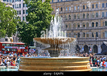 Trafalgar Square ist eine öffentliche und touristische Attraktion im Zentrum von London Stockfoto