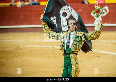 Valencia, Spanien. 16. März 2014. Spanischer Stierkämpfer JUAN JOSE PADILLA feiert das Ende des Stierkampfes in der Stierkampfarena Plaza Toros de Valencia während der Fallas Festival 2014. Ein paar tausend Zuschauern gab Juan Jose Padilla ein Held empfangen in der Plaza de Toros von Valencia während die Fallas. Padilla trägt eine Augenklappe, gewinnt den Spitznamen "The Pirate", da er von einem Stier im Jahr 2011 schwer verletzt wurde. © Matthias Oesterle/ZUMA Wire/ZUMAPRESS.com/Alamy Live-Nachrichten Stockfoto