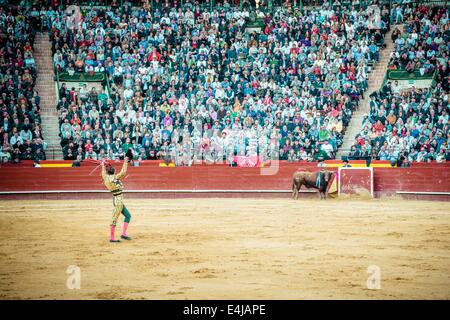 Valencia, Spanien. 16. März 2014. Spanischer Stierkämpfer JUAN JOSE PADILLA beim Stierkampf in der Plaza Toros de Valencia während die Fallas. Ein paar tausend Zuschauern gab Juan Jose Padilla ein Held empfangen in der Plaza de Toros von Valencia während die Fallas. Padilla trägt eine Augenklappe, gewinnt den Spitznamen "The Pirate", da er von einem Stier im Jahr 2011 schwer verletzt wurde. © Matthias Oesterle/ZUMA Wire/ZUMAPRESS.com/Alamy Live-Nachrichten Stockfoto