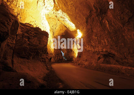 Die Cuevona oder Cuevona Höhle befindet sich nahe dem Dorf von Nerja.in (oder Cuevas del Agua) Gemeinde Xuncu im Bezirk asturischen Stockfoto