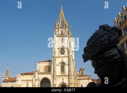 Skulptur "Regent" in der Plaza De La Catedral de Oviedo gewidmet. Sein Autor ist der Bildhauer Mauro Álvarez Fernandez. Stockfoto