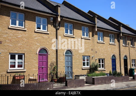 Moderne neue Reihenhaus befindet sich in Docklands, London, England, UK Stockfoto