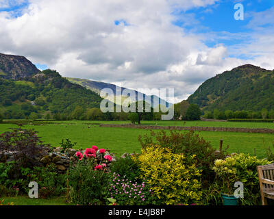 Könige wie Schloss Fels und Maiden Moor von einem hübschen Garten in Rosthwaite, Borrowdale, Cumbria Stockfoto