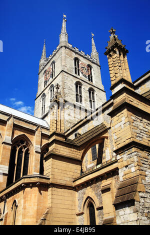Southwark Cathedral steht am südlichen Ende der London Bridge, London, England, UK Stockfoto