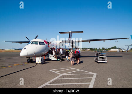 Passagiere an Bord einer Air Canada Jazz Bombardier Dash 8-300 (DH3) bei Victoria International Airport (YYJ) in Victoria, Kanada. Stockfoto