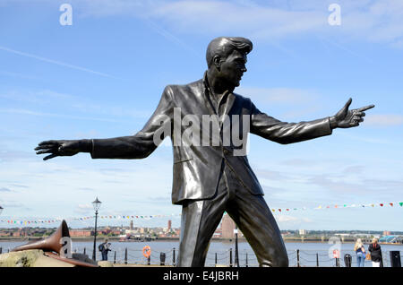 Blick auf den bully Fury statue Victoria Dock, regeneriert Docklands auf den Fluss Mersey, Liverpool England Großbritannien Stockfoto