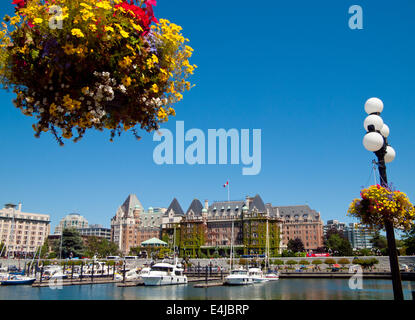 Ein Sommer-Blick der schönen Inner Harbour, Fairmont Empress Hotel und die Innenstadt von Victoria, British Columbia, Kanada. Stockfoto