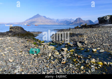 Mit Blick auf die schwarzen Cuillin Berge vom Ufer des Dorfes Elgol auf der Isle Of Skye, Schottland, UK Stockfoto