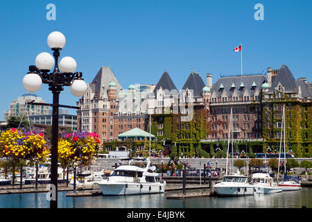 Ein Sommer-Blick der schönen Inner Harbour, Fairmont Empress Hotel und die Innenstadt von Victoria, British Columbia, Kanada. Stockfoto