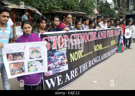 Dhaka, Bangladesch. 13. Juli 2014. Bangladesch-Aktivisten besuchen eine Protestkundgebung gegen laufende israelische Luftangriffe auf den Gaza-Streifen, die über 100 Tote und mehrere hundert Verletzte vor dem National Press Club in Dhaka, Bangladesch, 13. Juli 2014 hinterlassen hat. Bildnachweis: Shariful Islam/Xinhua/Alamy Live-Nachrichten Stockfoto