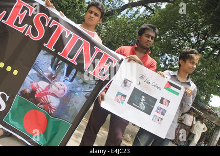 Dhaka, Bangladesch. 13. Juli 2014. Bangladesch-Aktivisten besuchen eine Protestkundgebung gegen laufende israelische Luftangriffe auf den Gaza-Streifen, die über 100 Tote und mehrere hundert Verletzte vor dem National Press Club in Dhaka, Bangladesch, 13. Juli 2014 hinterlassen hat. Bildnachweis: Shariful Islam/Xinhua/Alamy Live-Nachrichten Stockfoto