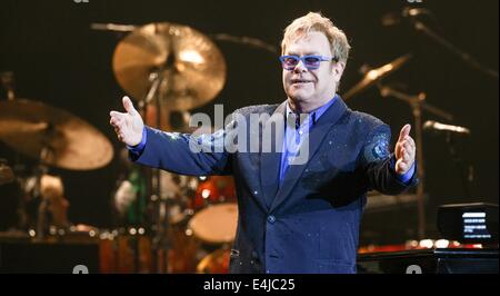 Kiel, Deutschland. 12. Juli 2014. Britischer Sänger Elton John führt während des Schleswig-Holstein Musikfestivals in Kiel, Deutschland, 12. Juli 2014. Foto: Markus Scholz/Dpa/Alamy Live News Stockfoto