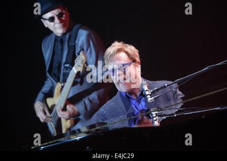 Kiel, Deutschland. 12. Juli 2014. Britischer Sänger Elton John führt während des Schleswig-Holstein Musikfestivals in Kiel, Deutschland, 12. Juli 2014. Foto: Markus Scholz/Dpa/Alamy Live News Stockfoto