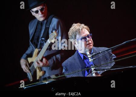 Kiel, Deutschland. 12. Juli 2014. Britischer Sänger Elton John führt während des Schleswig-Holstein Musikfestivals in Kiel, Deutschland, 12. Juli 2014. Foto: Markus Scholz/Dpa/Alamy Live News Stockfoto