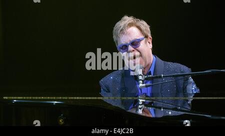 Kiel, Deutschland. 12. Juli 2014. Britischer Sänger Elton John führt während des Schleswig-Holstein Musikfestivals in Kiel, Deutschland, 12. Juli 2014. Foto: Markus Scholz/Dpa/Alamy Live News Stockfoto