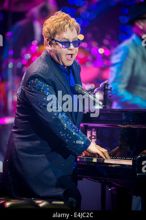 Kiel, Deutschland. 12. Juli 2014. Britischer Sänger Elton John führt während des Schleswig-Holstein Musikfestivals in Kiel, Deutschland, 12. Juli 2014. Foto: Markus Scholz/Dpa/Alamy Live News Stockfoto