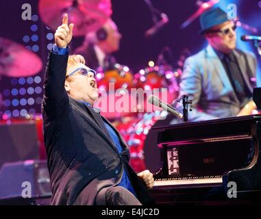 Kiel, Deutschland. 12. Juli 2014. Britischer Sänger Elton John führt während des Schleswig-Holstein Musikfestivals in Kiel, Deutschland, 12. Juli 2014. Foto: Markus Scholz/Dpa/Alamy Live News Stockfoto