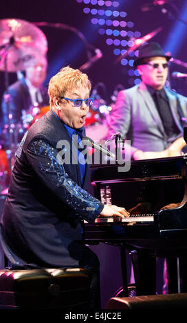 Kiel, Deutschland. 12. Juli 2014. Britischer Sänger Elton John führt während des Schleswig-Holstein Musikfestivals in Kiel, Deutschland, 12. Juli 2014. Foto: Markus Scholz/Dpa/Alamy Live News Stockfoto