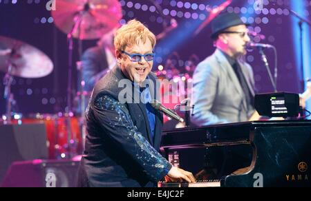 Kiel, Deutschland. 12. Juli 2014. Britischer Sänger Elton John führt während des Schleswig-Holstein Musikfestivals in Kiel, Deutschland, 12. Juli 2014. Foto: Markus Scholz/Dpa/Alamy Live News Stockfoto